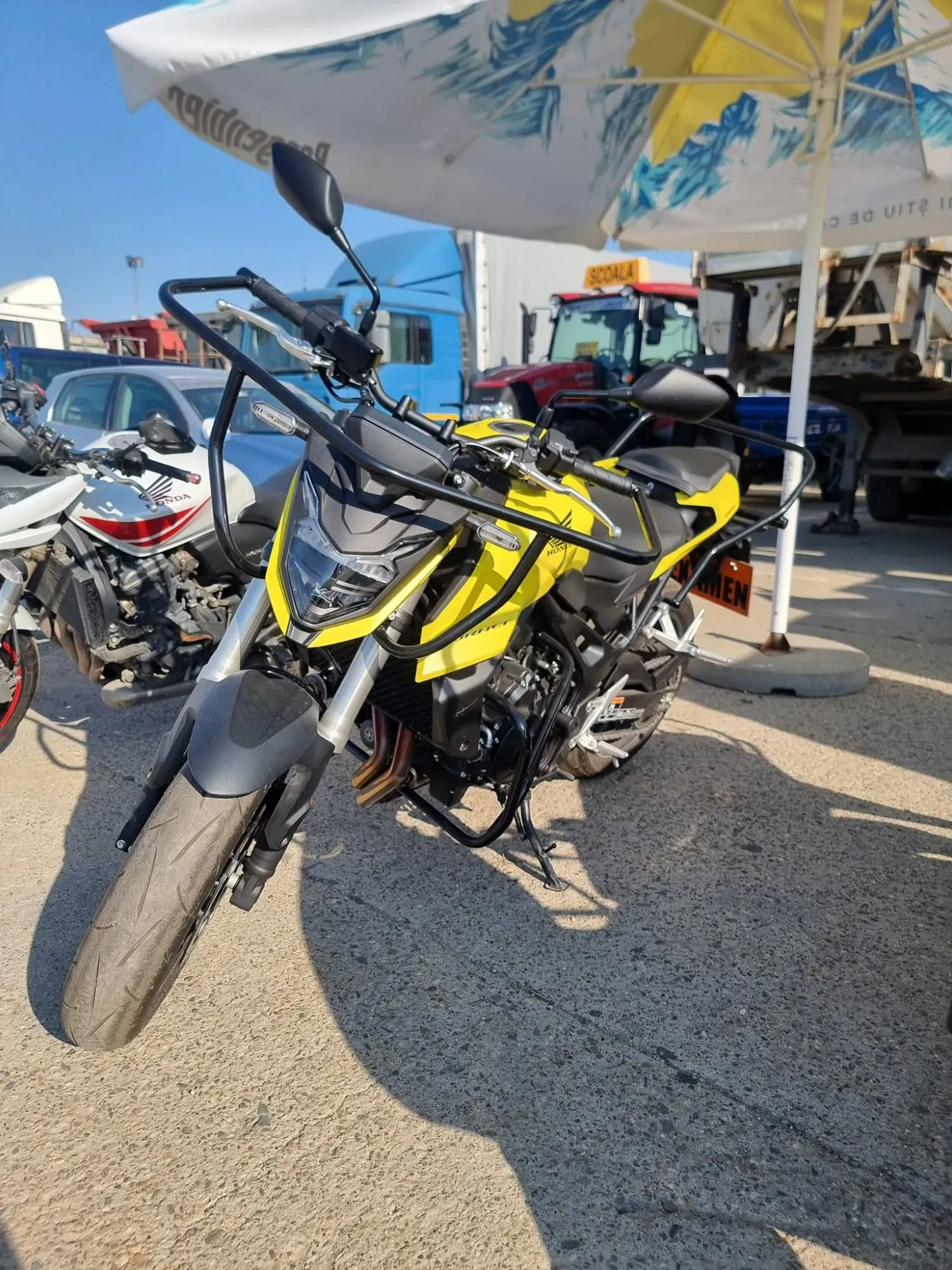 Motocicletă Honda Hornet galbenă cu protecții, folosită la orele de categoria A