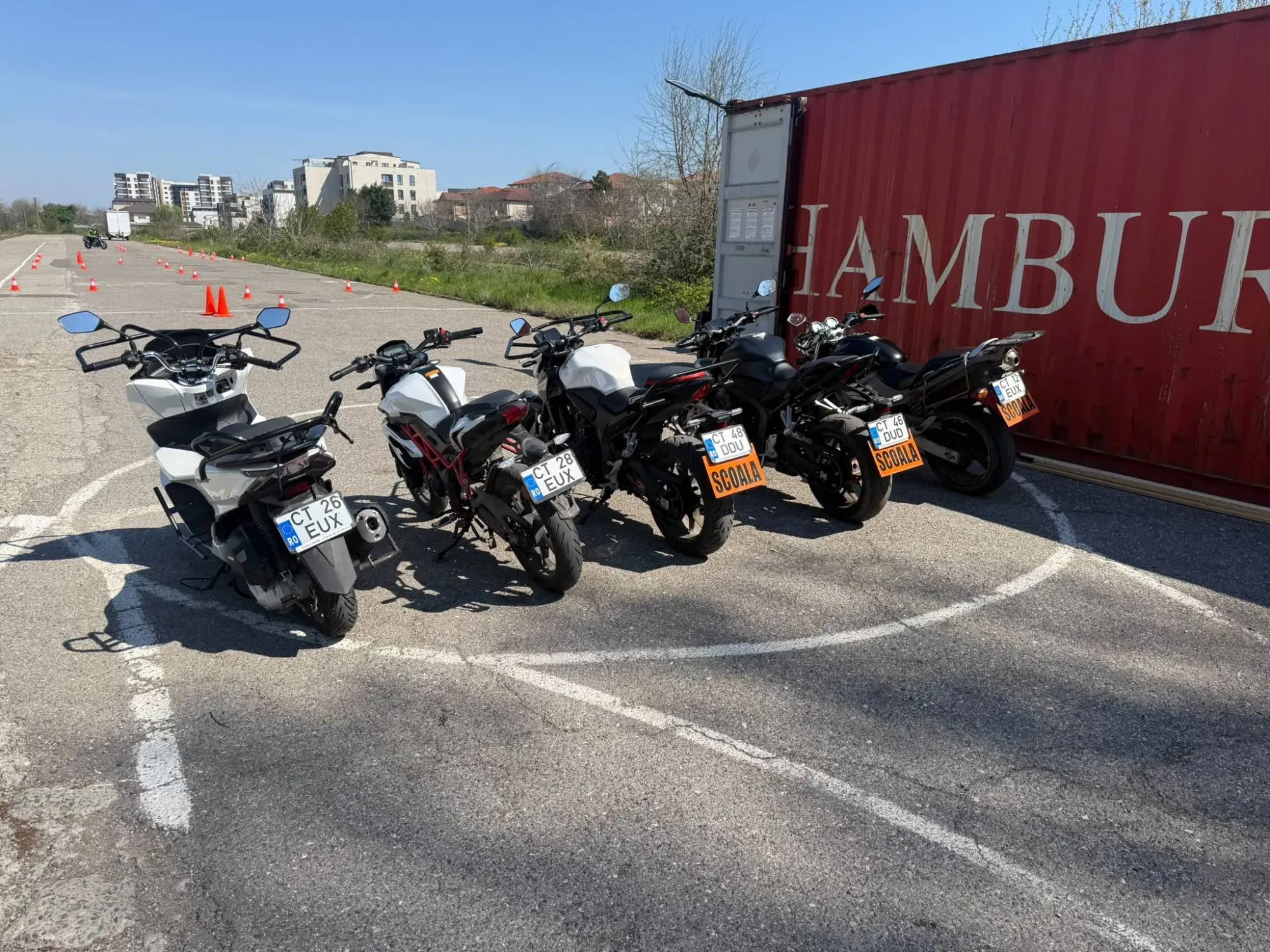 Motocicletele și scuterul școlii AS Auto Best pe poligonul pentru categoria A
