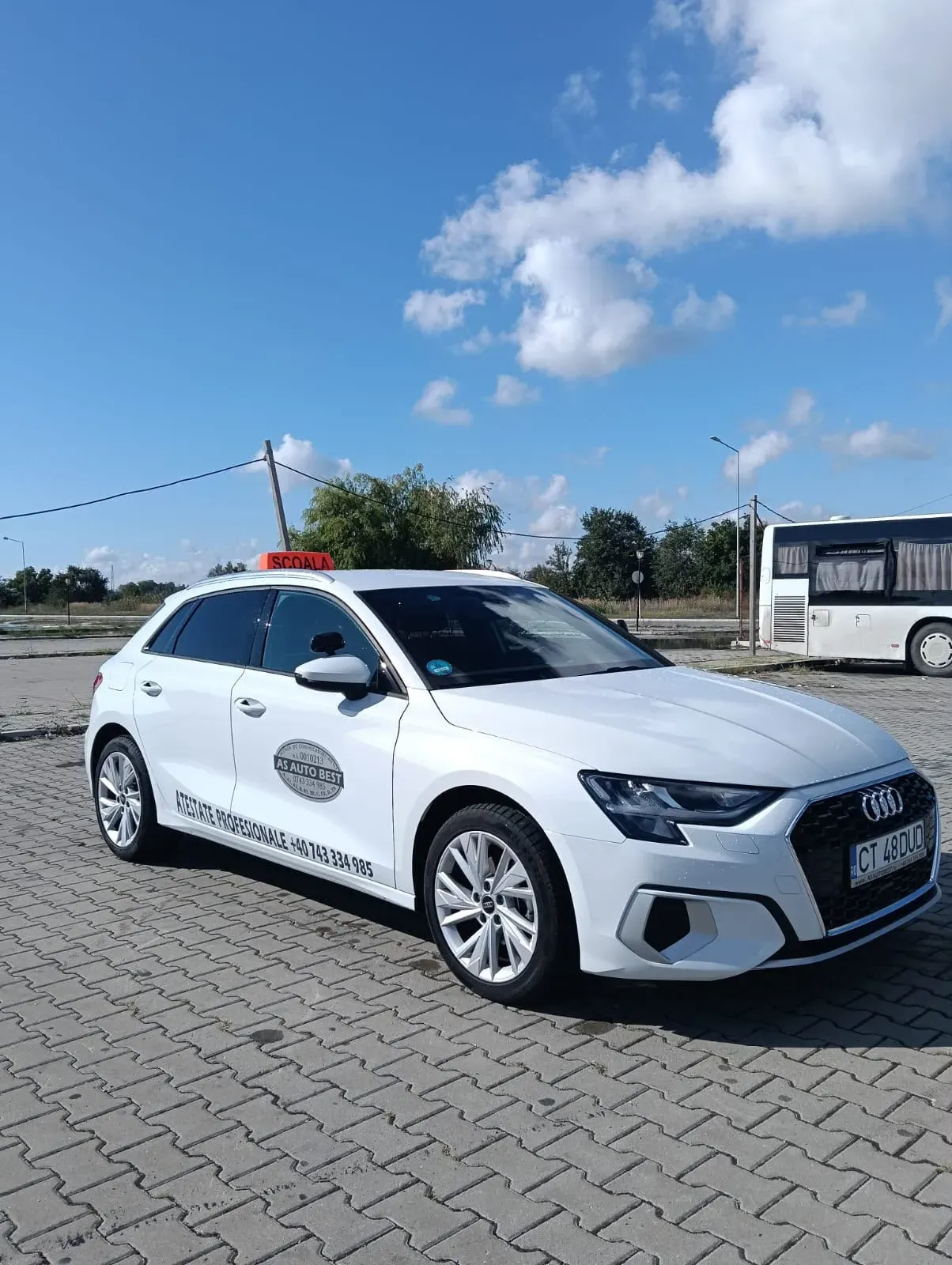 Audi A3 alb al școlii AS Auto Best, cu lampa „Școală” pe plafon
