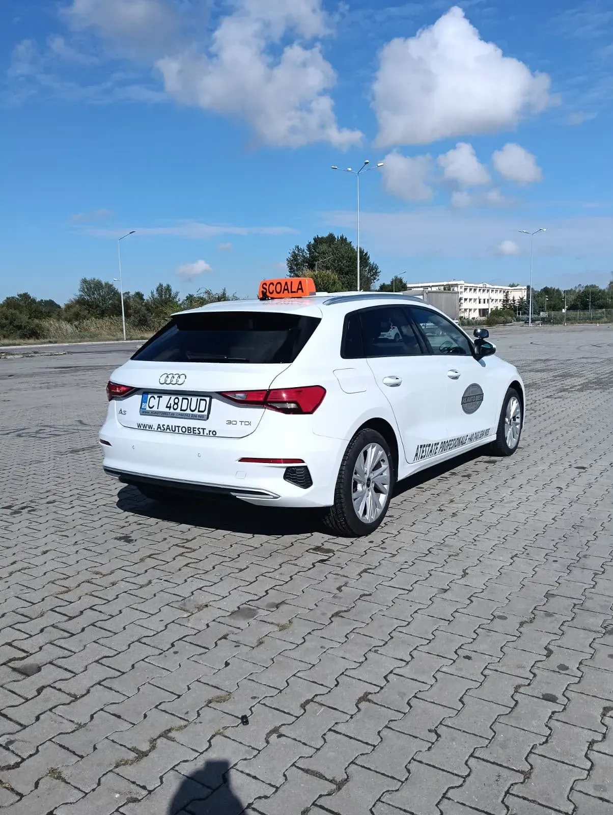 Audi A3 alb al școlii AS Auto Best, văzut din spate