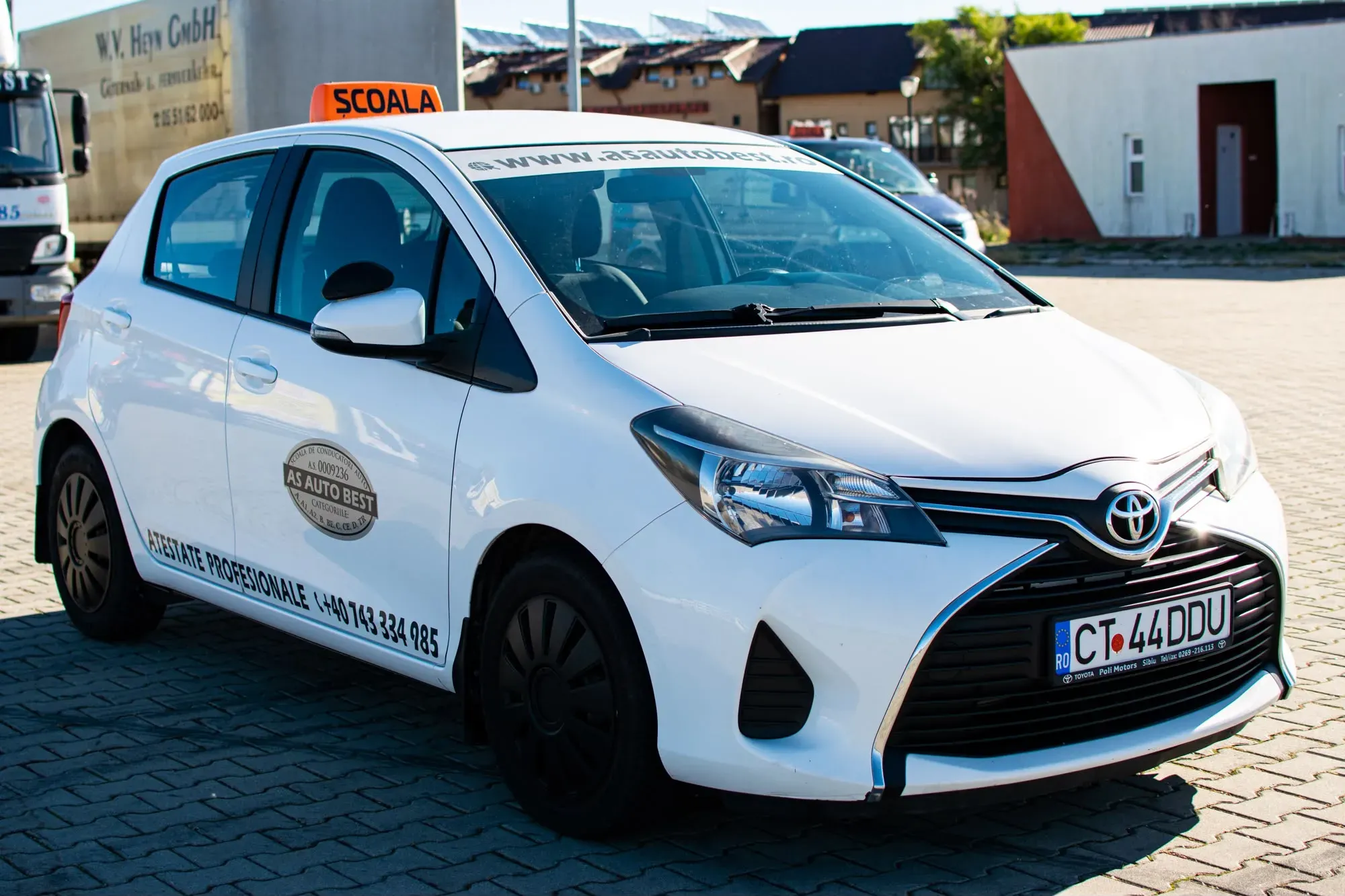 Toyota Yaris albă a școlii AS Auto Best, pregătită pentru ora de condus