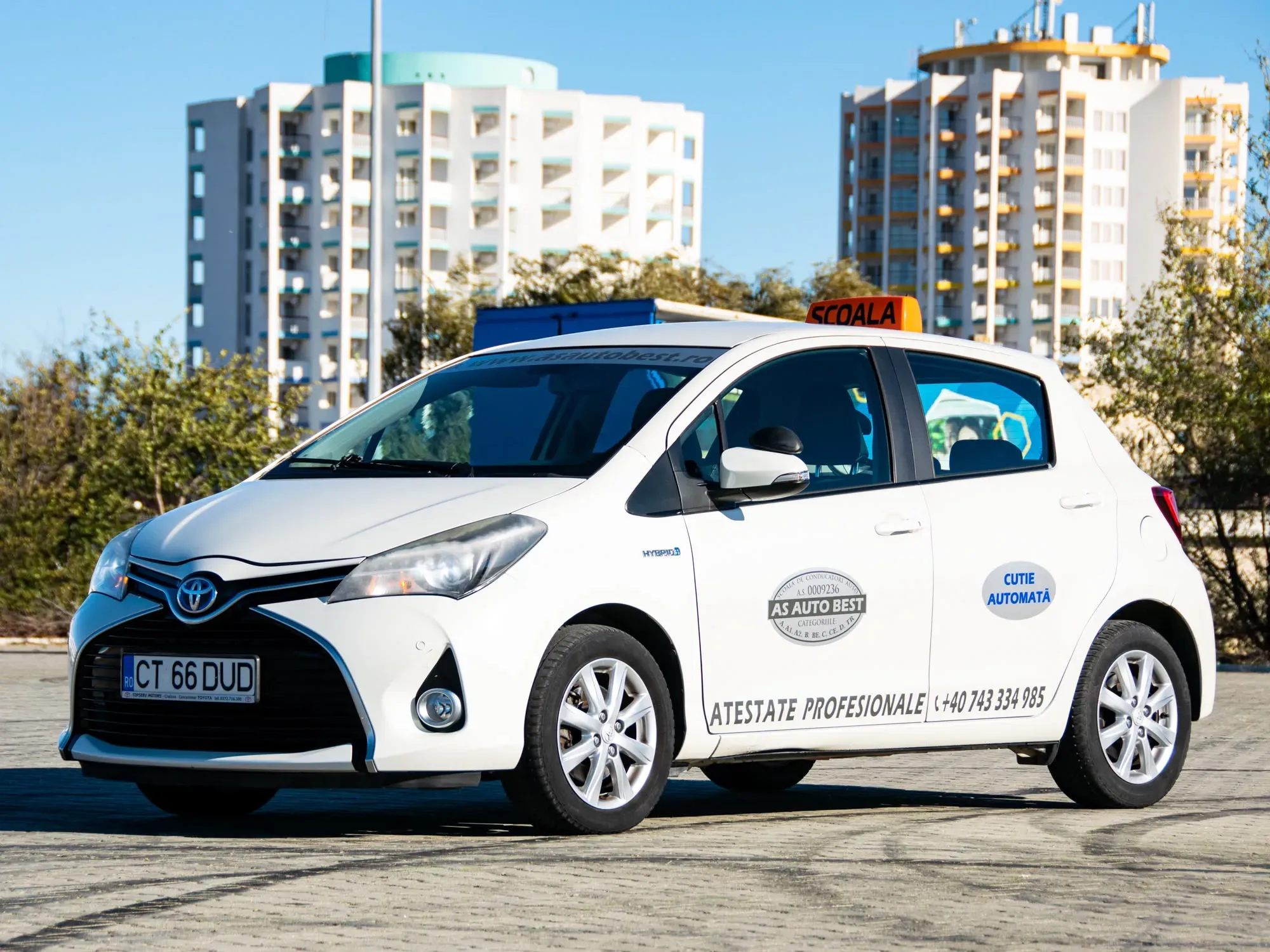 Toyota Yaris Hybrid cu cutie automată a școlii AS Auto Best