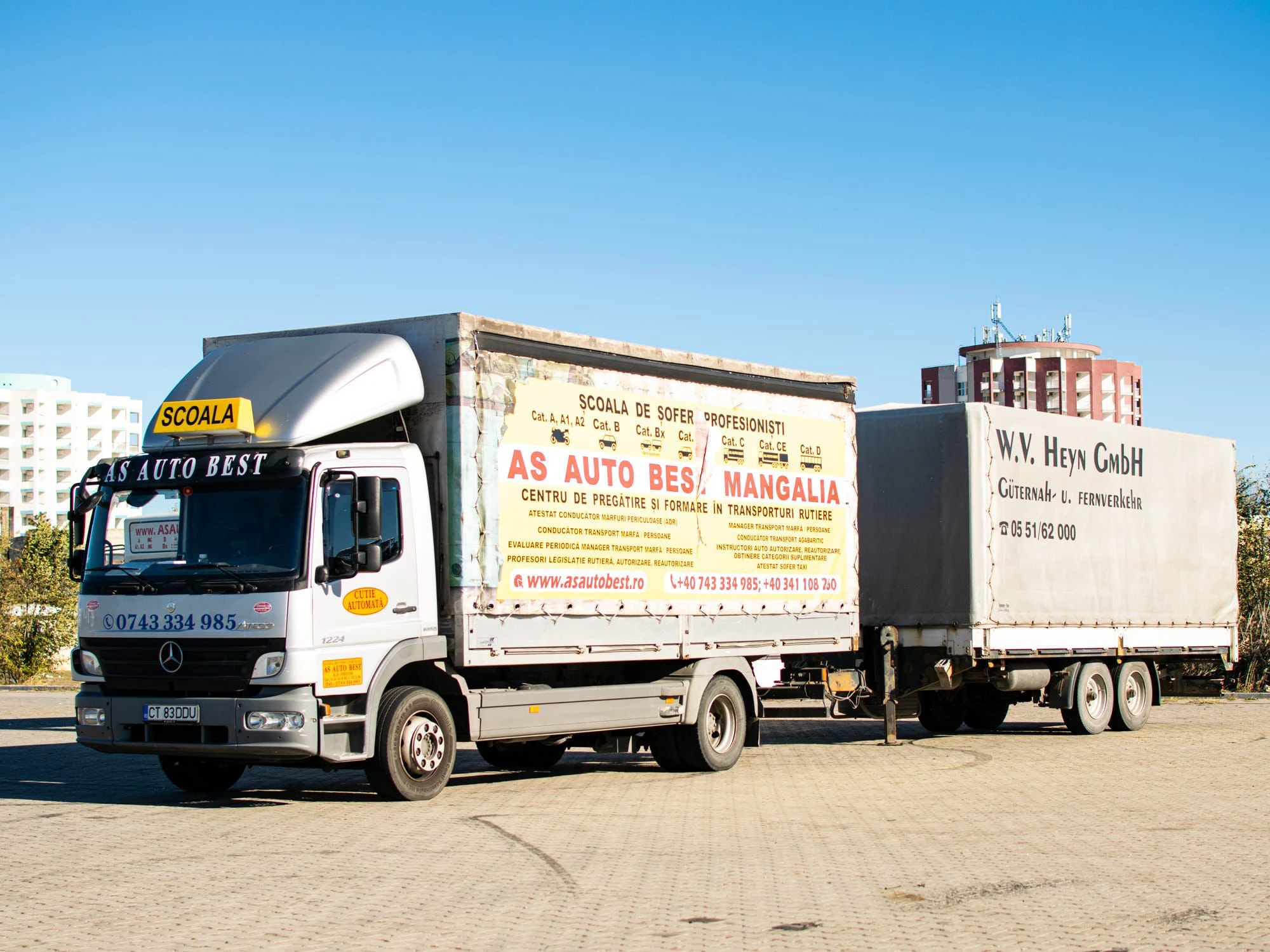 Camion cu remorcă al școlii AS Auto Best pentru categoriile C și CE