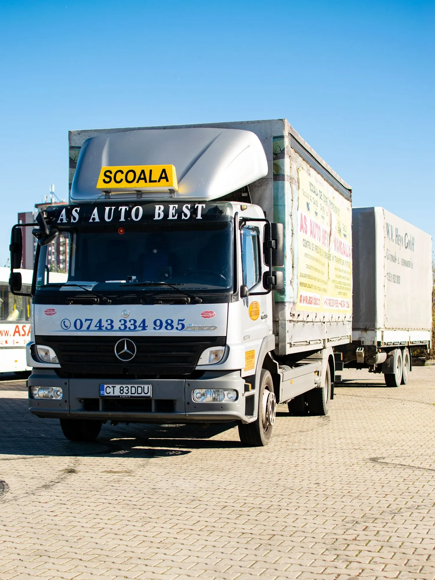 Camionul școlii AS Auto Best pentru categoriile C și CE, văzut din față