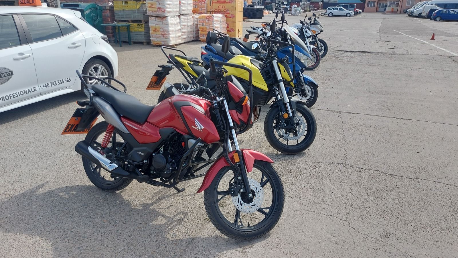 Motocicletă roșie a școlii AS Auto Best pentru categoriile A, A1 și A2