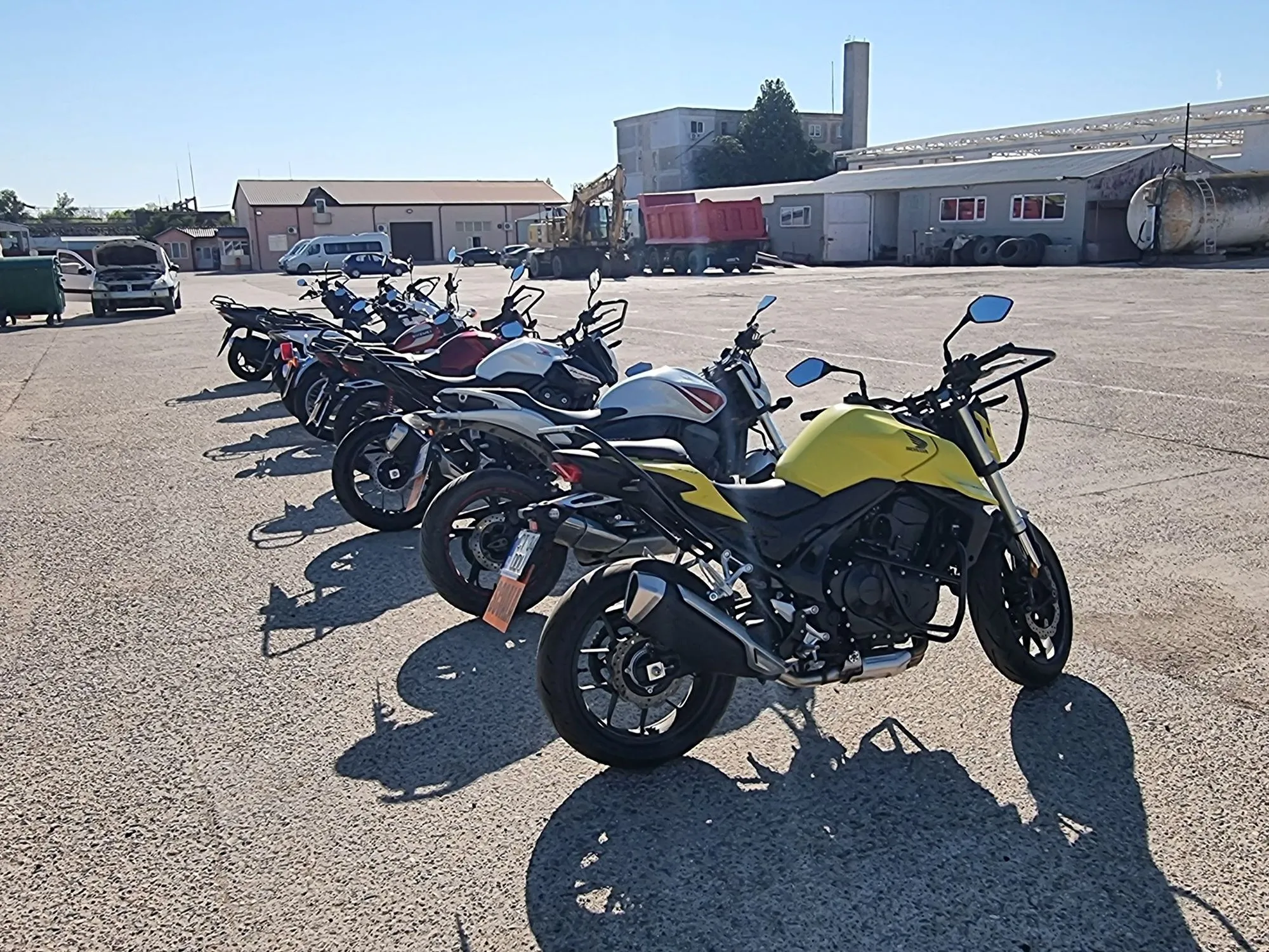 Motocicletele școlii AS Auto Best aliniate pe poligon, pentru categoriile A, A1 și A2